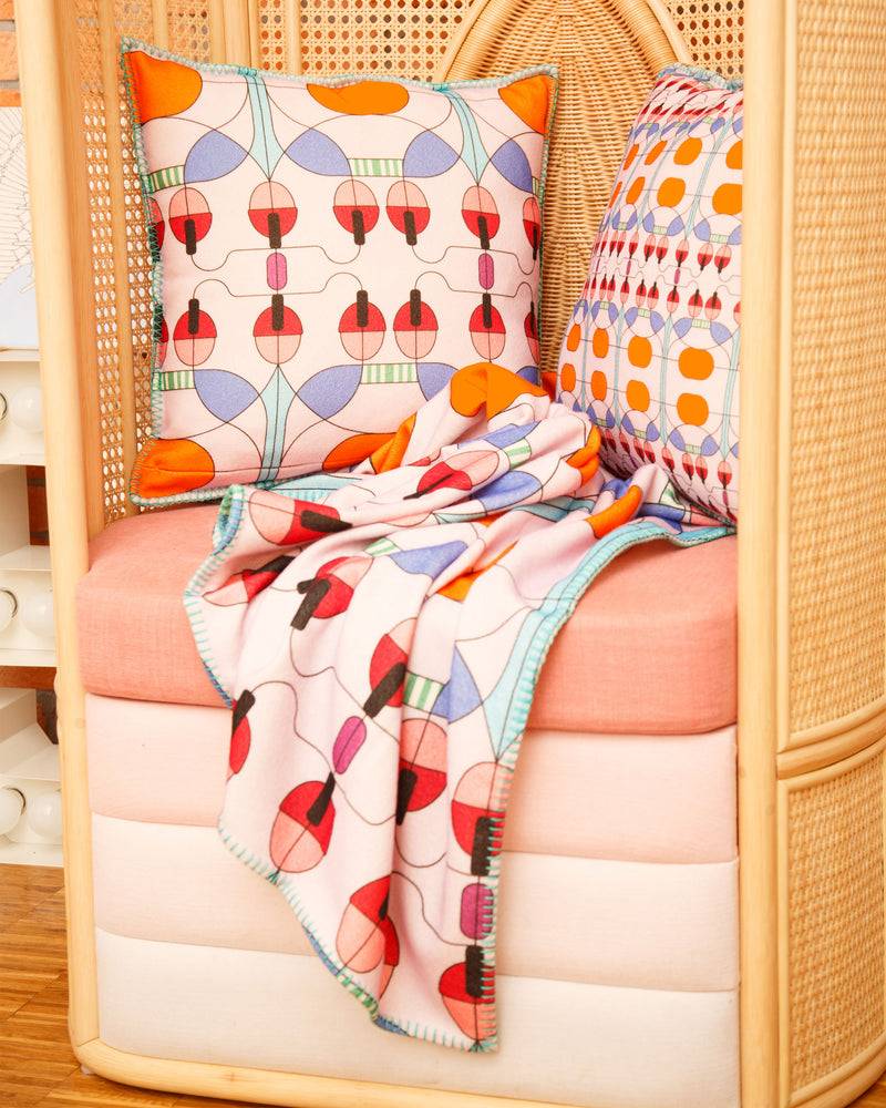 Lanerossi Campanule plaid e cuscino by Elena Salmistraro Lanerossi Campanule plaid e cuscino by Elena Salmistraro