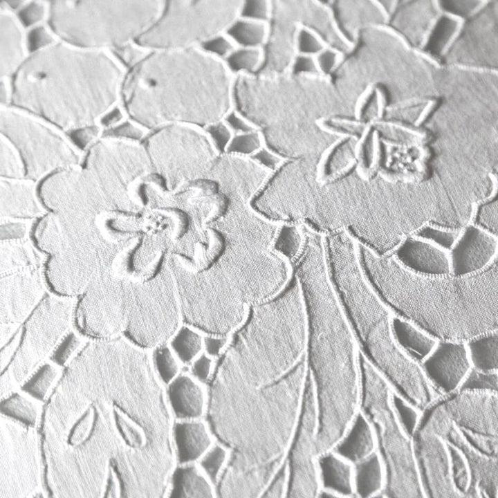Zenoni & ColombiFedera arredo ricamata a mano in misto Lino Made in Italy variante Camelia 42x42 cm Vendite Flash
